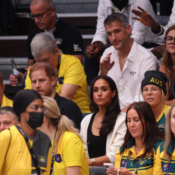 Et a ensuite pu communier avec les sportifs.
Le prince Harry, duc de Sussex et Meghan Markle, duchesse de Sussex, assistent au match de basket-ball en fauteuil roulant à la Merkur Spiel-Arena lors des Jeux Invictus à Düsseldorf (Allemagne), le 13 septembre 2023. 