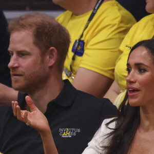 Le prince Harry, duc de Sussex et Meghan Markle, duchesse de Sussex, assistent au match de basket-ball en fauteuil roulant à la Merkur Spiel-Arena lors des Jeux Invictus à Düsseldorf (Allemagne), le 13 septembre 2023. 