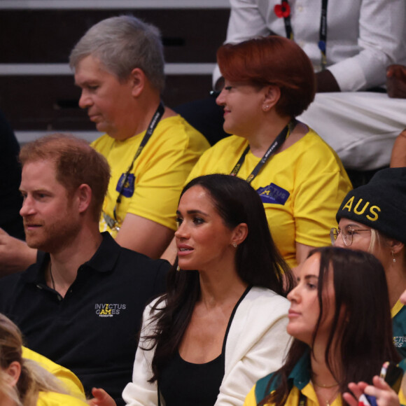 Le prince Harry, duc de Sussex et Meghan Markle, duchesse de Sussex, assistent au match de basket-ball en fauteuil roulant à la Merkur Spiel-Arena lors des Jeux Invictus à Düsseldorf (Allemagne), le 13 septembre 2023. 