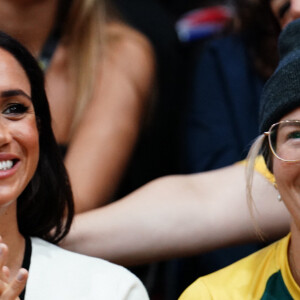 Le prince Harry, duc de Sussex et Meghan Markle, duchesse de Sussex, assistent au match de basket-ball en fauteuil roulant à la Merkur Spiel-Arena lors des Jeux Invictus à Düsseldorf (Allemagne), le 13 septembre 2023. 