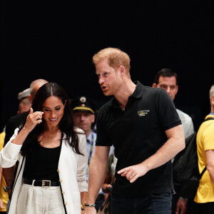 Le couple est arrivé main dans la main. 
Le prince Harry, duc de Sussex et Meghan Markle, duchesse de Sussex, assistent au match de basket-ball en fauteuil roulant à la Merkur Spiel-Arena lors des Jeux Invictus à Düsseldorf (Allemagne), le 13 septembre 2023. 