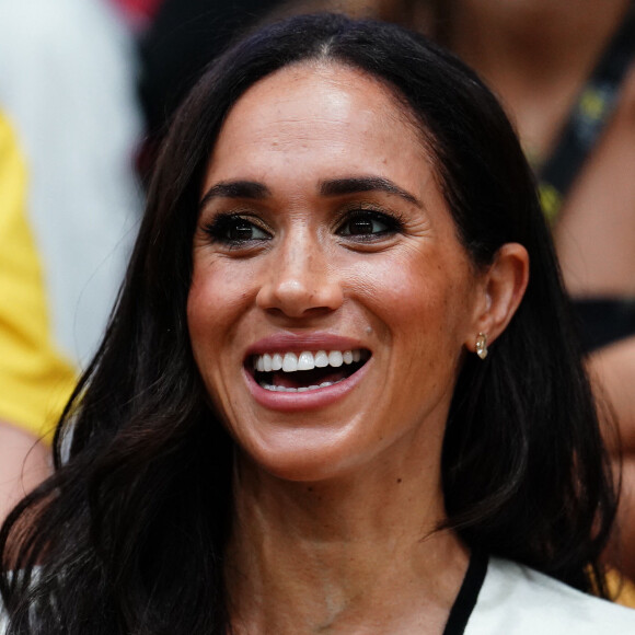 Elle était radieuse aux côtés de son mari.
Le prince Harry, duc de Sussex et Meghan Markle, duchesse de Sussex, assistent au match de basket-ball en fauteuil roulant à la Merkur Spiel-Arena lors des Jeux Invictus à Düsseldorf (Allemagne), le 13 septembre 2023. 