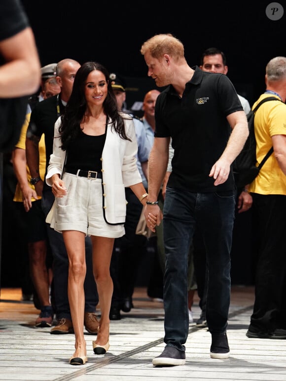 Le prince Harry, duc de Sussex et Meghan Markle, duchesse de Sussex, assistent au match de basket-ball en fauteuil roulant à la Merkur Spiel-Arena lors des Jeux Invictus à Düsseldorf (Allemagne), le 13 septembre 2023. 