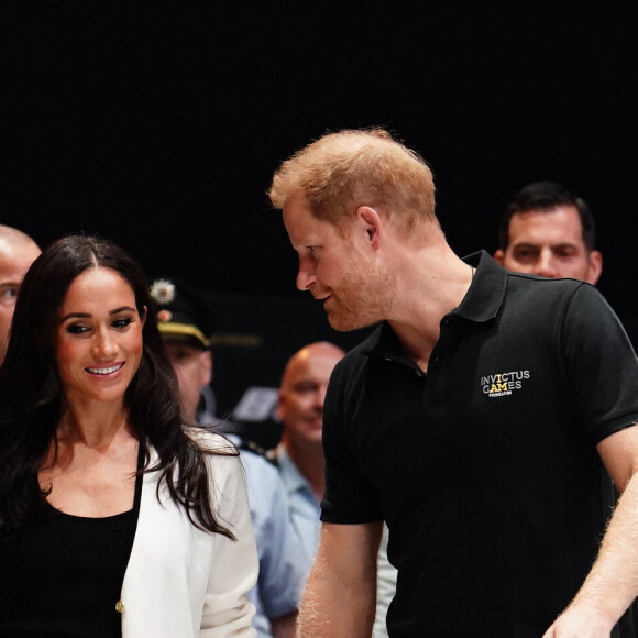 Le prince Harry, duc de Sussex et Meghan Markle, duchesse de Sussex, assistent au match de basket-ball en fauteuil roulant à la Merkur Spiel-Arena lors des Jeux Invictus à Düsseldorf (Allemagne), le 13 septembre 2023. 