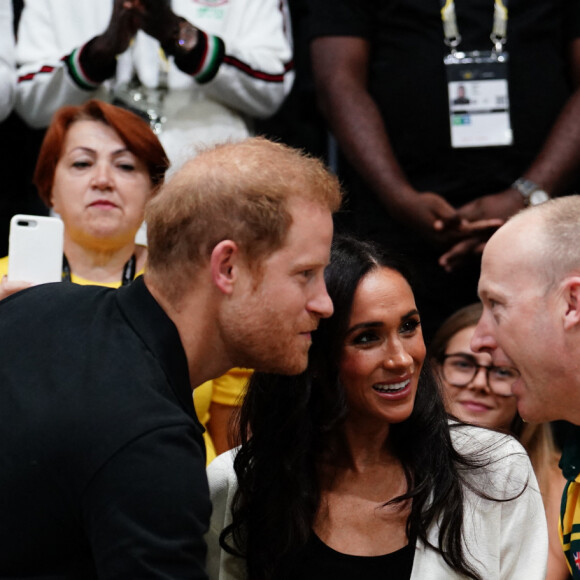 Le prince Harry, duc de Sussex et Meghan Markle, duchesse de Sussex, assistent au match de basket-ball en fauteuil roulant à la Merkur Spiel-Arena lors des Jeux Invictus à Düsseldorf (Allemagne), le 13 septembre 2023.