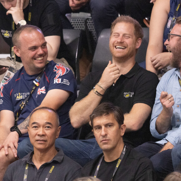 Le prince Harry, duc de Sussex, assiste à la compétition de basket-ball en fauteuil roulant lors des Jeux Invictus au Merkur Spiel-Arena de Düsseldorf, le 12 septembre 2023. 