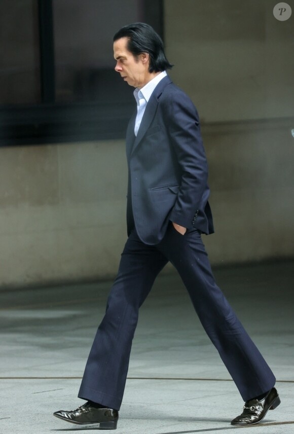 Pour survivre à cette tristesse, Nick Cave et son épouse avaient déménagé aux Etats-Unis.
Nick Cave arrive aux studios de la BBC à Londres, le 10 mai 2023.