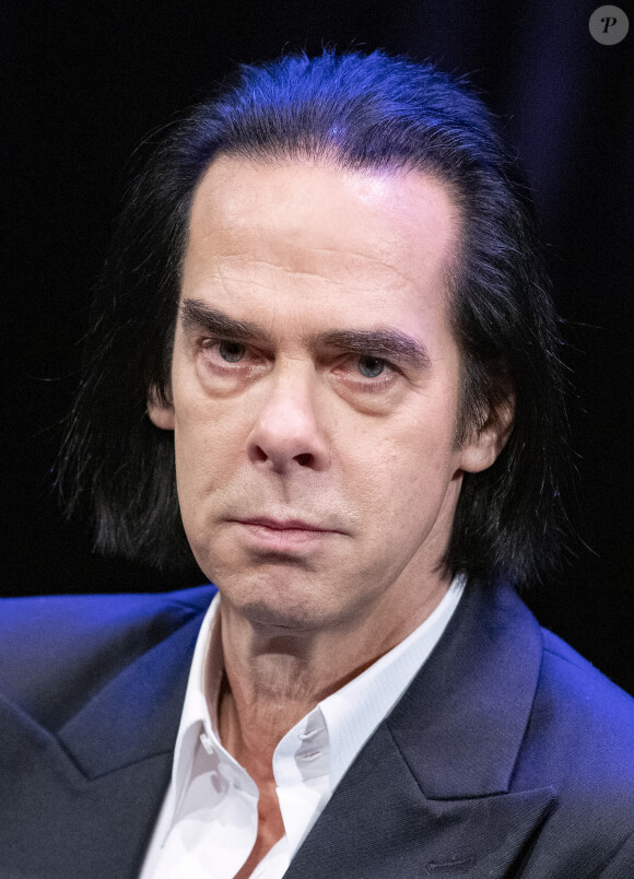 Malheureusement, la route n'a pas toujours été aisée puisque le chanteur a perdu deux garçons.
Nick Cave en conférence de presse pour la promotion de son exposition "Stranger Than Kindness" à Copenhague. Le 2 novembre 2020.
