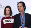 Nick Cave a mené une vie à mille à l'heure.
Nick Cave et son fils à la première de "Wind River" au théâtre de l'hôtel Ace à Los Angeles.