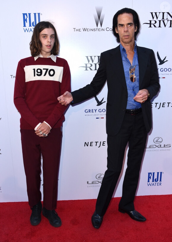 Nick Cave et son fils à la première de "Wind River" au théâtre de l'hôtel Ace à Los Angeles, le 26 juillet 2017.