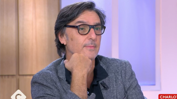 "Elle m'a demandé en mariage" : Yvan Attal révèle que Charlotte Gainsbourg s'est mise à genou... et sa réponse !