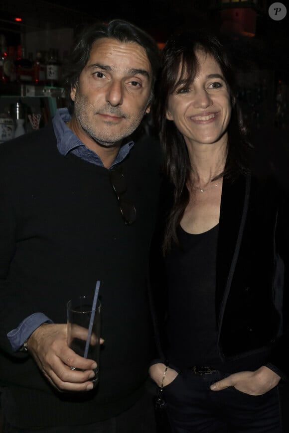 Yvan Attal et sa compagne Charlotte Gainsbourg - After party du film "Mon chien stupide" organisé par Five Eyes Production au Buddha Bar à Paris organisé par Five Eyes Production au Buddha Bar à Paris, le 22 octobre 2019. © Christophe Clovis/Bestimage