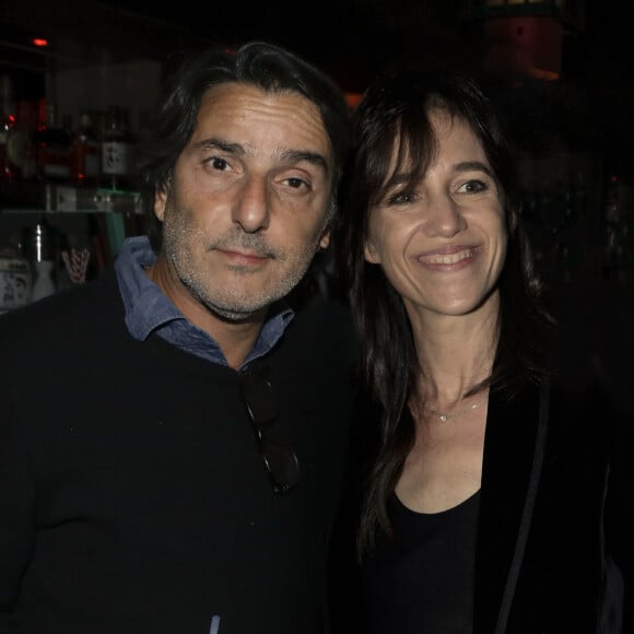 Yvan Attal et sa compagne Charlotte Gainsbourg - After party du film "Mon chien stupide" organisé par Five Eyes Production au Buddha Bar à Paris organisé par Five Eyes Production au Buddha Bar à Paris, le 22 octobre 2019. © Christophe Clovis/Bestimage