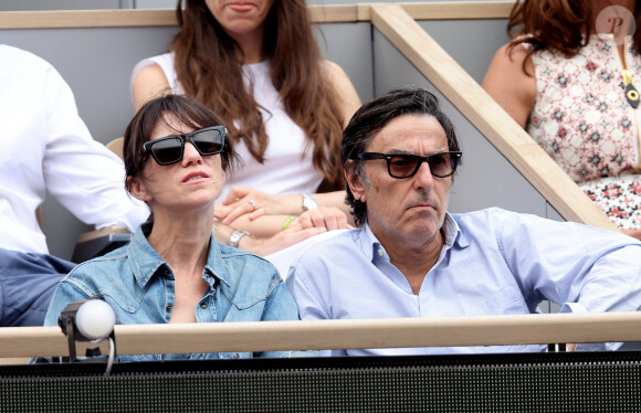 Yvan Attal et sa compagne Charlotte Gainsbourg en tribunes des Internationaux de France de tennis de Roland Garros 2023 à Paris le 11 juin 2023. © Jacovides-Moreau/Bestimage