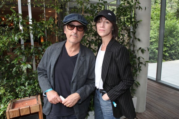 Exclusif - Yvan Attal et sa compagne Charlotte Gainsbourg - Internationaux de France de Tennis de Roland Garros 2023, Paris le 9 Juin 2023. © Bertrand Rindoff / Bestimage