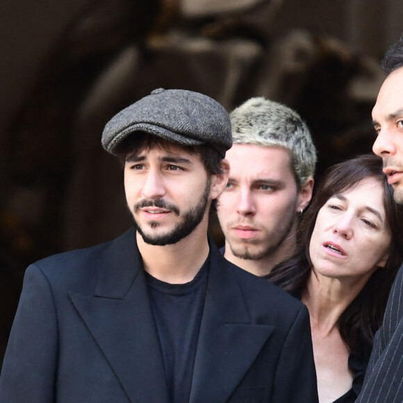 Marlowe (fils de Lou Doillon), Ben Attal, Charlotte Gainsbourg, Lou Doillon, Roman de Kermadec (fils de Kate Barry) - Obsèques de Jane Birkin en l'église Saint-Roch à Paris. Le 24 juillet 2023 © Jacovides-KD Niko / Bestimage