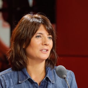 "Quand je fais le plein, j'arrive au 'clic' et là je pense qu'il peut y en avoir encore dans le réservoir donc je continue à maintenir la pression jusqu'à l'autre clic", explique-t-elle
 
Estelle Denis - Conférence de presse de rentrée de RMC / RMC Sport saison 2021/2022 à l'Altice Campus à Paris, France, le 30 août 2021. © Christophe Clovis / Bestimage