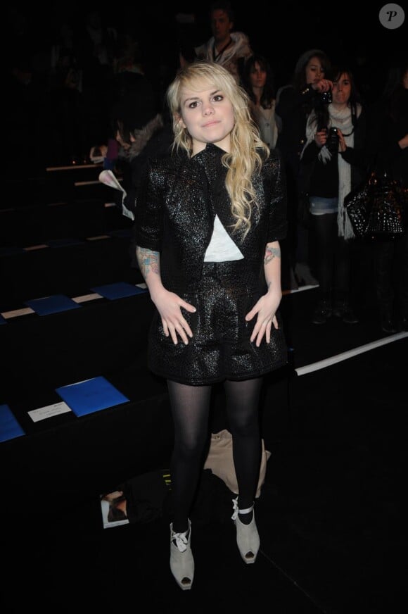Coeur de Pirate au défilé Karl Lagerfeld le 7 mars 2010