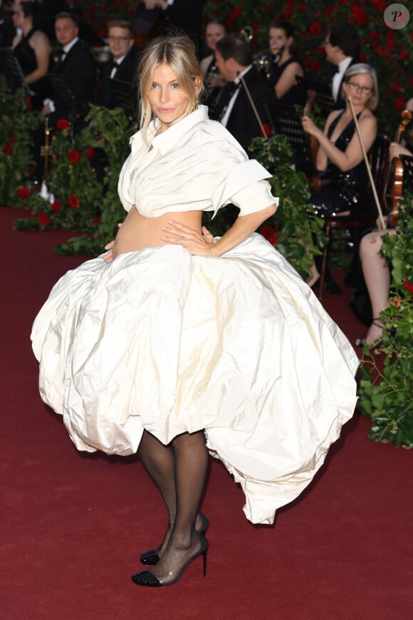 Sienna Miller - Tapis rouge du Vogue World Londres au théâtre Royal Drury Lane. Le 14 septembre 2023.