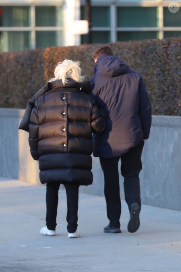 Hugh Jackman et sa femme Deborra-Lee Furness sortent se promener en amoureux à New York le 11 février 2022.  New York, NY - Lovebirds Hugh Jackman and wife Deborah Lee Furness go for a casual stroll to the pier this afternoon. The pair were fully bundled up for their walk but while Deborah wore her smile on her face Hugh chose to remain masked up. Pictured: Hugh Jackman, Deborah Lee Furness 