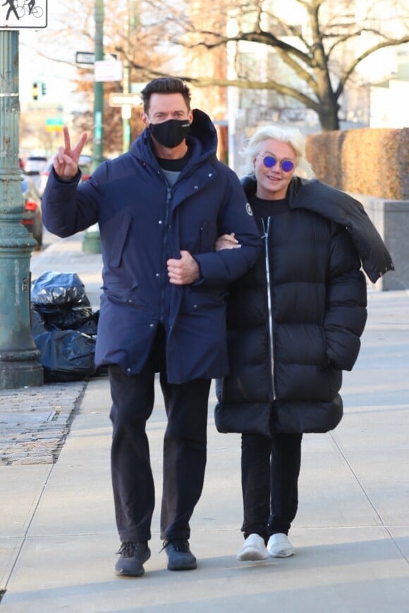 Dans un communiqué commun dévoilé en exclusivité au magazine "People".
Hugh Jackman et sa femme Deborra-Lee Furness sortent se promener en amoureux à New York le 11 février 2022. 