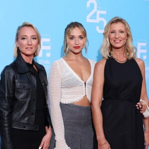 Elle adore être là où on ne l'attend pas.
Audrey Lamy, Chloé Jouannet, Alexandra Lamy - Photocall d'ouverture du Festival de la Fiction à La Rochelle. © Denis Guignebourg / Bestimage