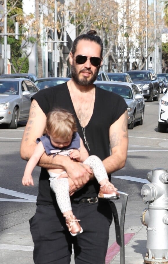 Exclusif - Russell Brand se balade avec sa femme Laura Gallacher et sa fille Mabel dans les rues de Beverly Hills, le 29 janvier 2018.