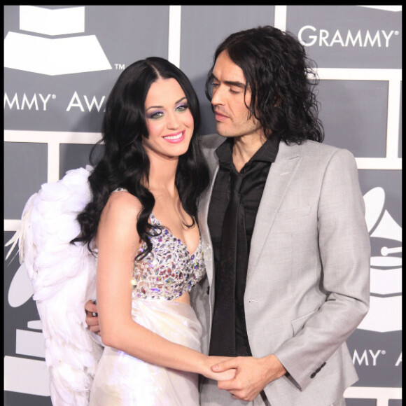 "J'ai reçu deux messages extrêmement perturbants. L'un d'une chaîne de télévision grand public et l'autre d'un journal, listant une litanie d'attaques que je réfute absolument."
Katy Perry et Russell Brand en février 2011 à Los Angeles