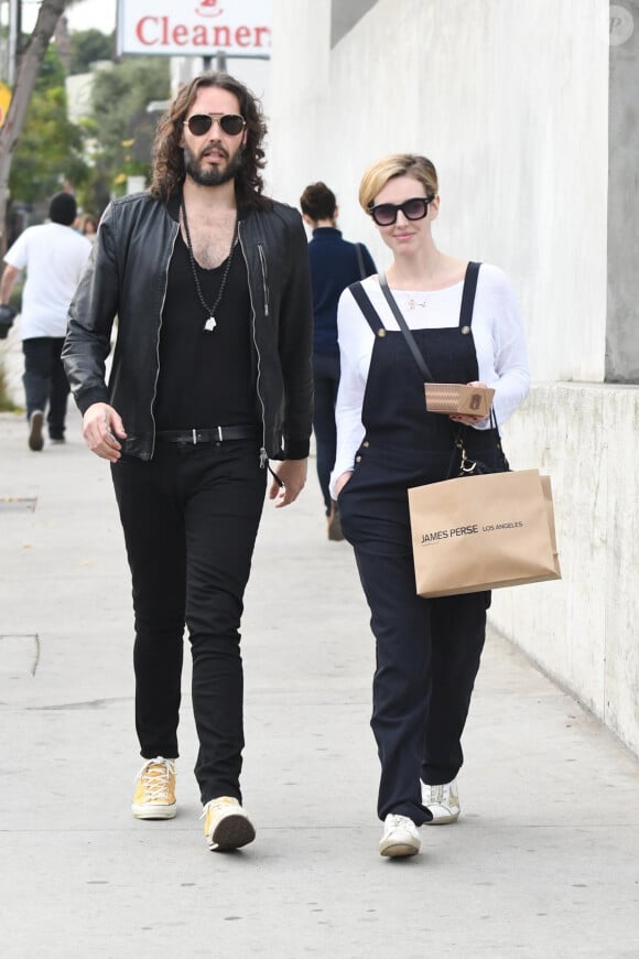 Russel Brand et sa femme Laura Gallacher vont déjeuner à West Hollywood le 6 janvier 2018.  West Hollywood, CA - Russell Brand and Laura Gallacher grab lunch during a Saturday afternoon. The comedian and his wife shop in WeHo after a yummy meal at Gracias Madre.