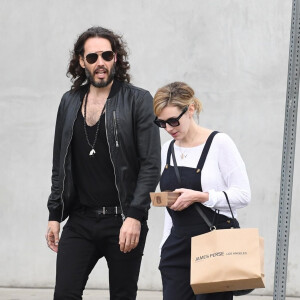 Russel Brand et sa femme Laura Gallacher vont déjeuner à West Hollywood le 6 janvier 2018.  West Hollywood, CA - Russell Brand and Laura Gallacher grab lunch during a Saturday afternoon. The comedian and his wife shop in WeHo after a yummy meal at Gracias Madre.