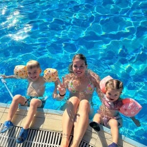 Jessica Thivenin à la piscine avec Maylone et Leewane, ses deux enfants.