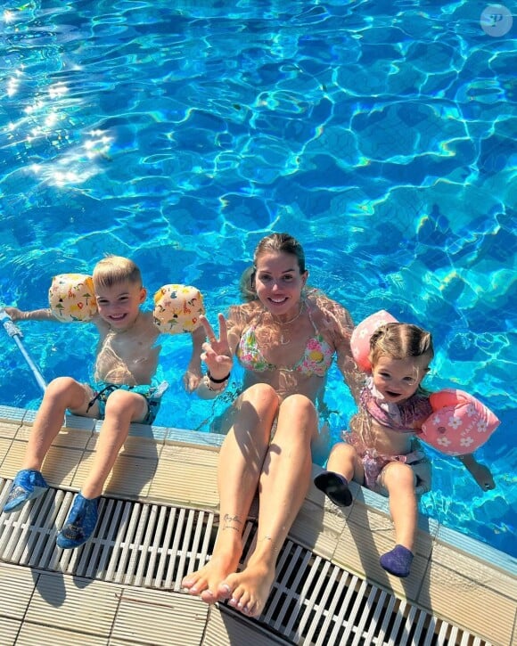 Jessica Thivenin à la piscine avec Maylone et Leewane, ses deux enfants.