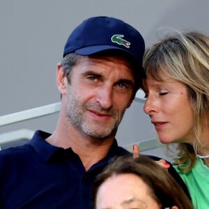 Karin Viard et son compagnon Manuel Herrero dans les tribunes des Internationaux de France de Roland Garros à Paris le 11 juin 2021. © Dominique Jacovides / Bestimage
