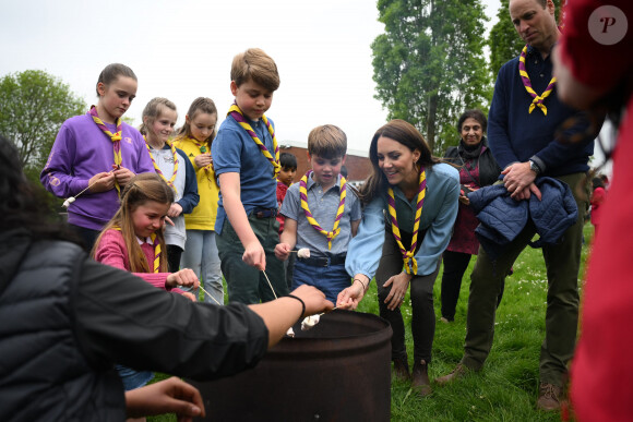 Pour les fans de la couronne, Kate serait enceinte de son 4ème enfant
Le prince William, prince de Galles, et Catherine (Kate) Middleton, princesse de Galles, et leurs enfants, participent à la journée du bénévolat "Big Help Out" à Slough 