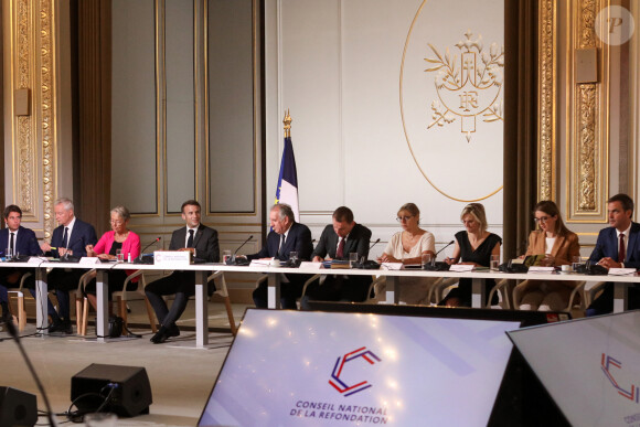 Le président français Emmanuel Macron, la première ministre, Elisabeth Borne, Francois Bayrou,, le ministre de l'éducation, Gabriel Attal et Bruno Le Maire, ministre de l'Économie, des Finances et de la Souveraineté industrielle et numérique lors de la troisième session plénière du Conseil national de la refondation (CNR), au palais de l'Elysée, Paris, France, le 7 septembre 2023. © Stéphane Lemouton / Bestimage