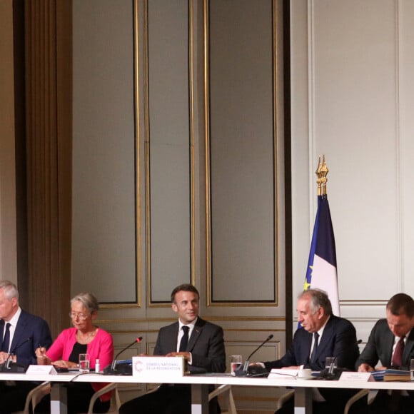 Le président français Emmanuel Macron, la première ministre, Elisabeth Borne, Francois Bayrou,, le ministre de l'éducation, Gabriel Attal et Bruno Le Maire, ministre de l'Économie, des Finances et de la Souveraineté industrielle et numérique lors de la troisième session plénière du Conseil national de la refondation (CNR), au palais de l'Elysée, Paris, France, le 7 septembre 2023. © Stéphane Lemouton / Bestimage