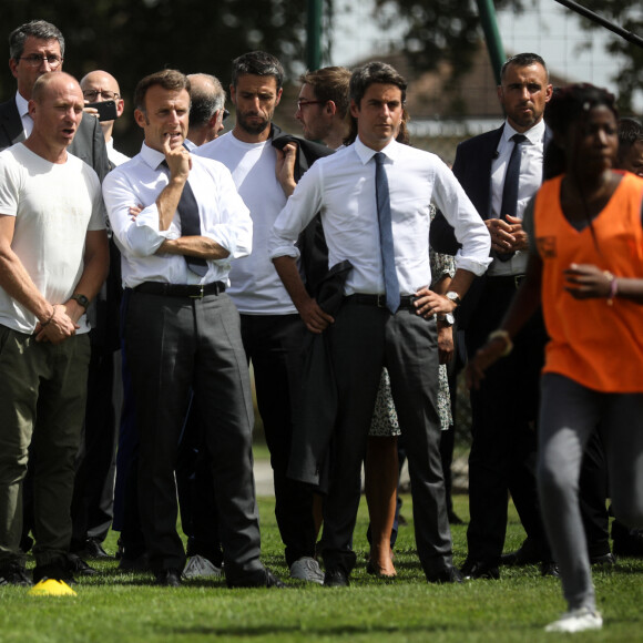 On vous en dit plus sur ce concept inédit en France
Le président français Emmanuel Macron et le ministre de l'éducation, Gabriel Attal se rendent dans les Pyrénées-Atlantiques, à Orthez, aux côtés des élèves et personnels du collège Daniel Argote, à l'occasion de la rentrée scolaire, France, le 5 septembre 2023. © Stéphane Lemouton/Bestimage