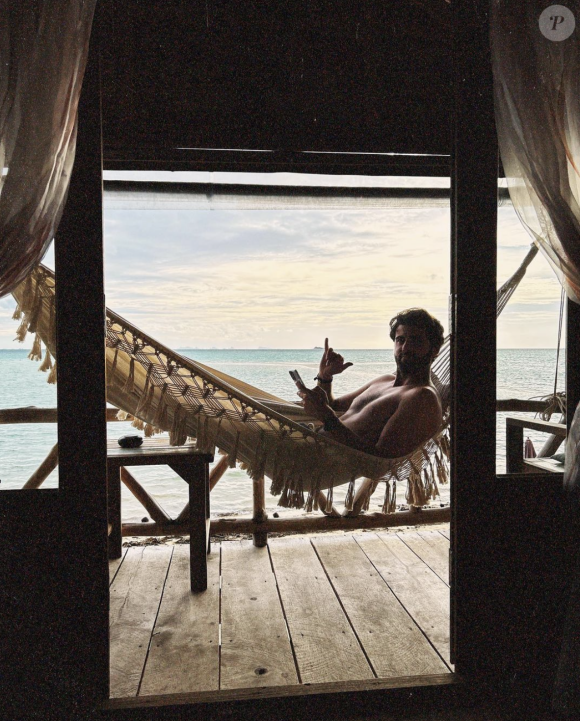 C'est chose faite puisque le jeune homme a posté une photo de lui torse nu, sur un hamac à Koh Phangan, en Thaïlande. 
Arthur Guérineau sur Instagram 