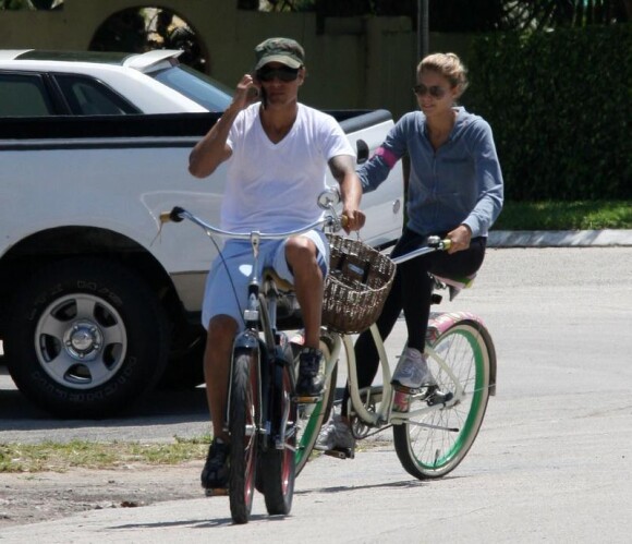 Julio Iglesias Jr fait une balade à vélo avec sa fiancée Charisse. Mars 2010