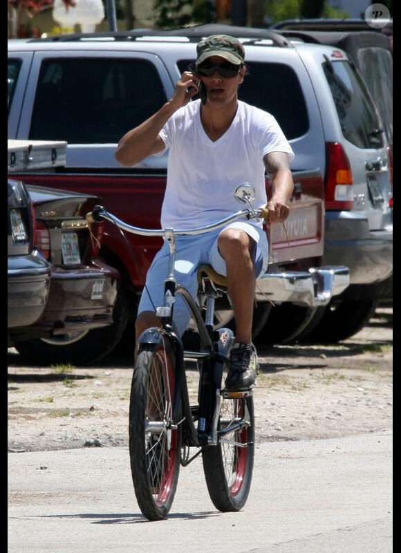 Julio Iglesias Jr fait une balade à vélo avec sa fiancée Charisse. Mars 2010