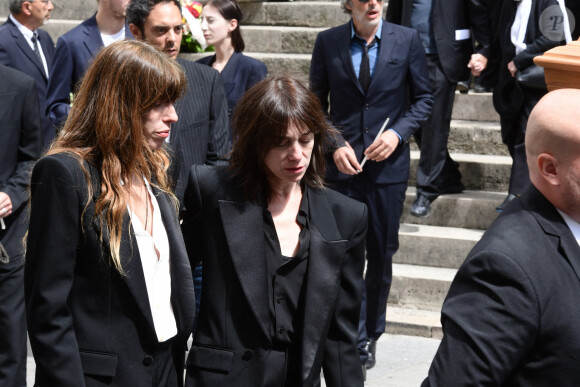 Lou Doillon, Charlotte Gainsbourg, Ben Attal, Alice Attal, Roman de Kermadec (fils de Kate Barry) - Sorties des obsèques de Jane Birkin en l'église Saint-Roch à Paris. Le 24 juillet 2023 © Jacovides-KD Niko / Bestimage