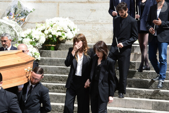 "La joie dans le malheur c'est d'avoir retrouvé Lou qui est tellement organisée, vaillante, attentionnée, on est plus forte à deux".
Lou Doillon, Charlotte Gainsbourg, Ben Attal - Sorties des obsèques de Jane Birkin en l'église Saint-Roch à Paris. Le 24 juillet 2023 © Jacovides-KD Niko / Bestimage