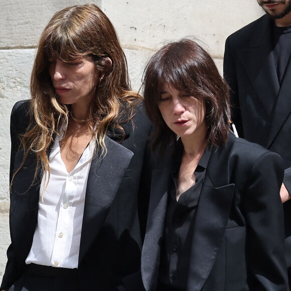 Les épreuves se traversent, le plus souvent, plus facilement à deux.
Lou Doillon, Charlotte Gainsbourg - Obsèques de Jane Birkin en l'église Saint-Roch à Paris. © Jacovides-KD Niko / Bestimage