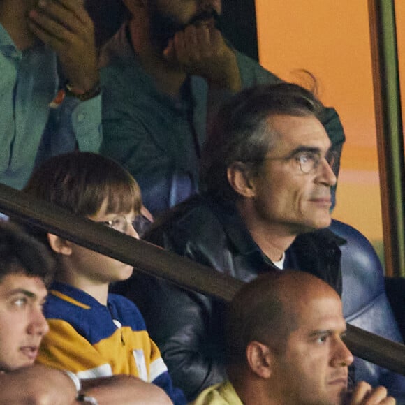 Pendant ce temps, le père d'Aurélien, Raphaël Enthoven, a lui assisté au match du PSG
Raphaël Enthoven dans les tribunes du match de Ligue des champions entre le PSG et le Borussia Dortmund (2-0) au Parc des Princes à Paris le 19 septembre 2023. © Cyril Moreau/Bestimage