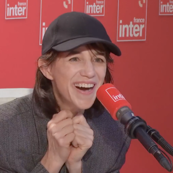 150 personnes sont attendues à la galerie des Glaces de Versailles. Et Charlotte Gainsbourg y est invitée.
Charlotte Gainsbourg très enthousiaste à l'idée de participer au dîner d'honneur donné pour Charles III à Versailles, ce mercredi 20 septembre 2023