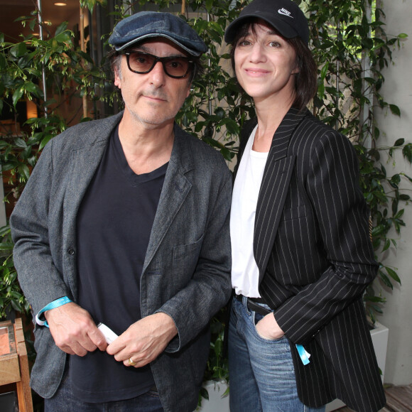 Exclusif - Yvan Attal et sa compagne Charlotte Gainsbourg - Célébrités aux Internationaux de France de Tennis de Roland Garros 2023 - Jour 13 à Paris le 09 Juin 2023. © Bertrand Rindoff / Bestimage