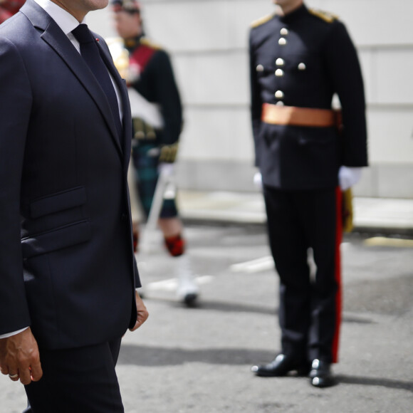 Le prince Charles, prince de Galles, Camilla Parker Bowles, duchesse de Cornouailles et le président de la République française Emmanuel Macron lors la commémoration du 80ème anniversaire de l'appel du 18 juin du général de Gaulle au Carlton Garden à Londres, Royaume Uni, le 18 juin 2010. © Tolga Akmen/Pool/Bestimage