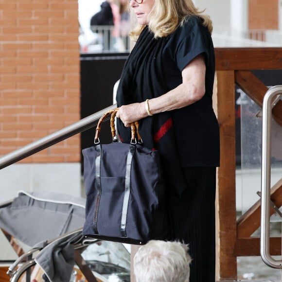 "Quand on a un enfant malade, comme ce fut le cas pour Bernadette Chirac, on y consacre plus de temps"
Catherine Deneuve arrive à l'aéroport de Venise-Marco Polo, la veille de l'ouverture du 80ème Festival International du Film de Venise, La Mostra, à Venise, Italie, le 29 ao^t 2023.  Catherine Deneuve arrives at Venice Marco Polo Airport for the 80th Venice International Film Festival