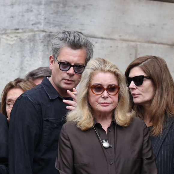 Benjamin Biolay, Catherine Deneuve, Chiara Mastroianni - Sorties des célébrités aux obsèques de Jane Birkin en l'église Saint-Roch à Paris. Le 24 juillet 2023 © Jacovides-KD Niko / Bestimage  Funerals of the french singer Jane Birkin at Saint-Roch's church in Paris. On July 24th 2023 