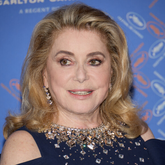 Catherine Deneuve - Photocall du dîner d'ouverture du 76ème Festival International du Film de Cannes, au Carlton. Le 16 mai 2023 © Borde-Jacovides-Moreau / Bestimage  Opening ceremony gala dinner of the 76th Cannes International Film Festival. On May 16th 2023 